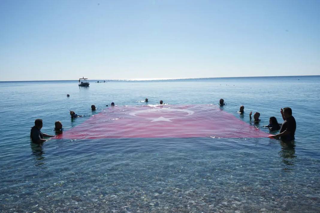 Antalyalı Dalgıçlar Cumhuriyet İçin Akdeniz'de Bayrak Açtı 6